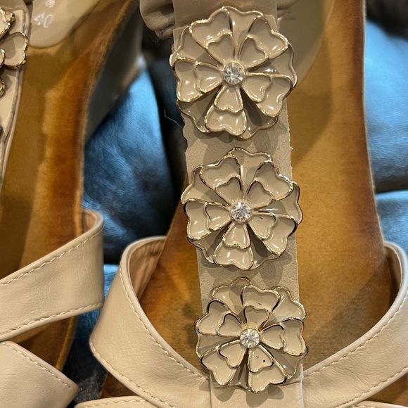 Patrizia by Spring Step Cream T-Strap Wedge With Beautiful Flower Accents Size 9 - Picture 2 of 9